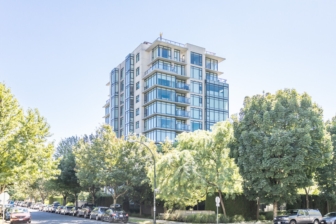 Cavendish Court in Vancouver, BC - Building Photo
