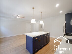 2028 W Montrose Ave, Unit 2A in Chicago, IL - Building Photo - Building Photo
