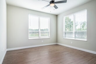 880 N Main in Oregon, WI - Building Photo - Interior Photo