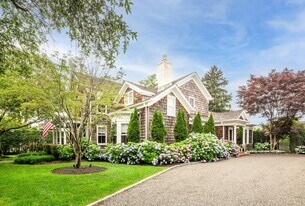 135 Meeting House Ln in Southampton, NY - Building Photo