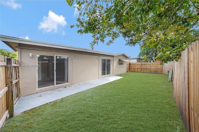841 SW 63rd Ave in North Lauderdale, FL - Building Photo - Building Photo