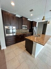 7025 Briar Hill Ct in Tampa, FL - Foto de edificio - Building Photo