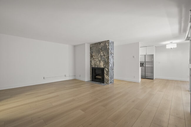 12030 Rochester Ave, Unit 107 in Los Angeles, CA - Building Photo - Building Photo