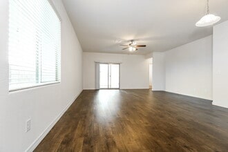 8224 W Encinas Ln in Phoenix, AZ - Foto de edificio - Building Photo