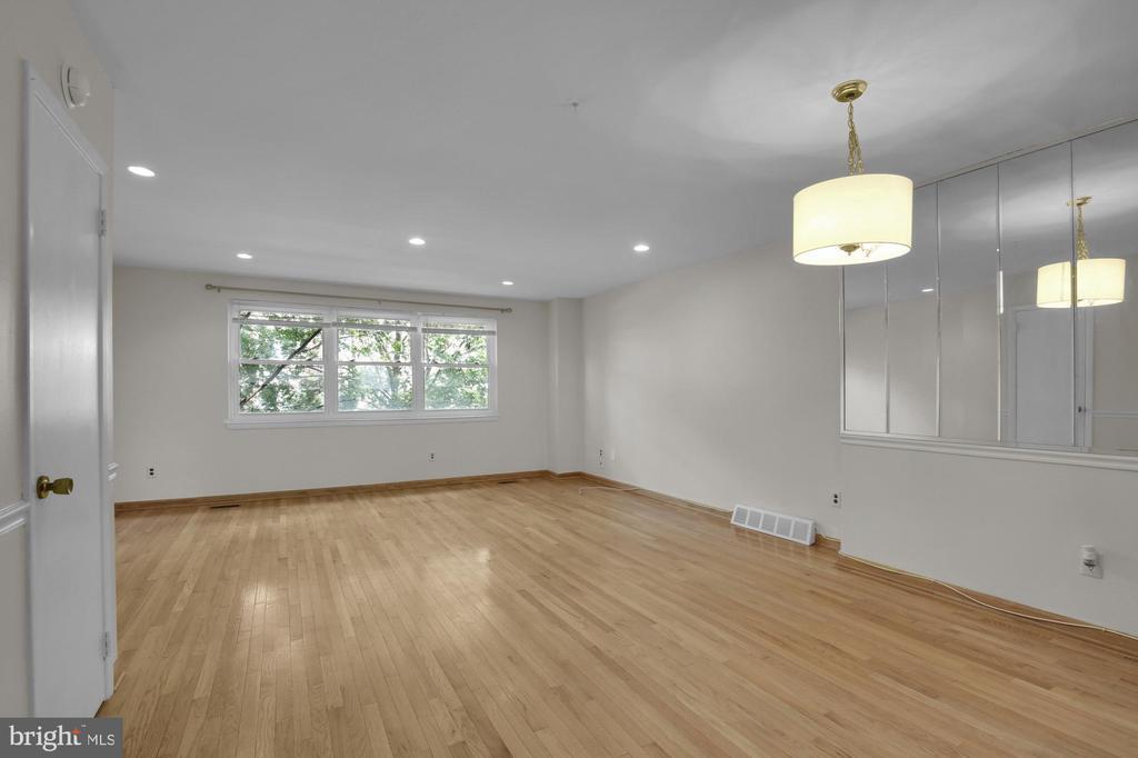 6736 Emlen St in Philadelphia, PA - Building Photo