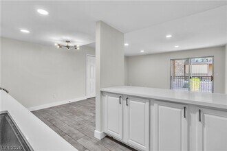 5009 Indian River Dr in Las Vegas, NV - Building Photo - Building Photo