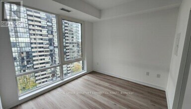 395 Square One Dr in Mississauga, ON - Building Photo - Building Photo