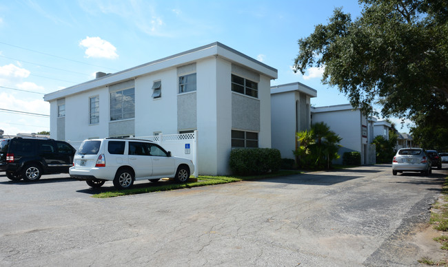 Essex Court in St. Petersburg, FL - Foto de edificio - Building Photo