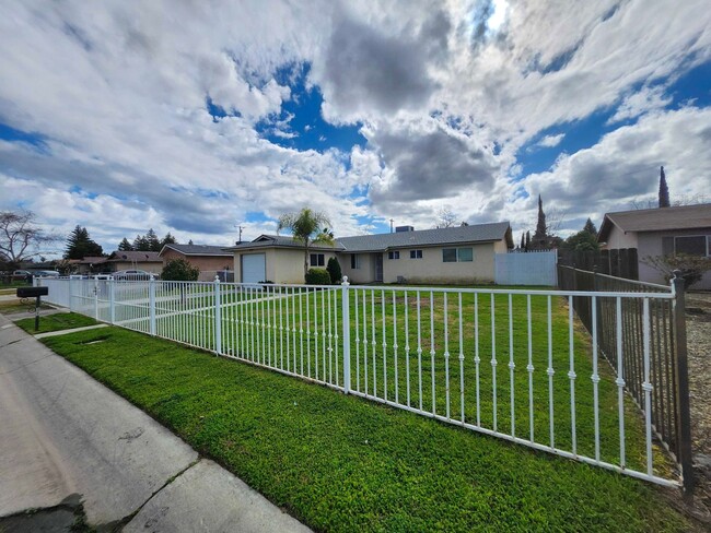 4211 W Dorothea Ave in Visalia, CA - Building Photo - Building Photo