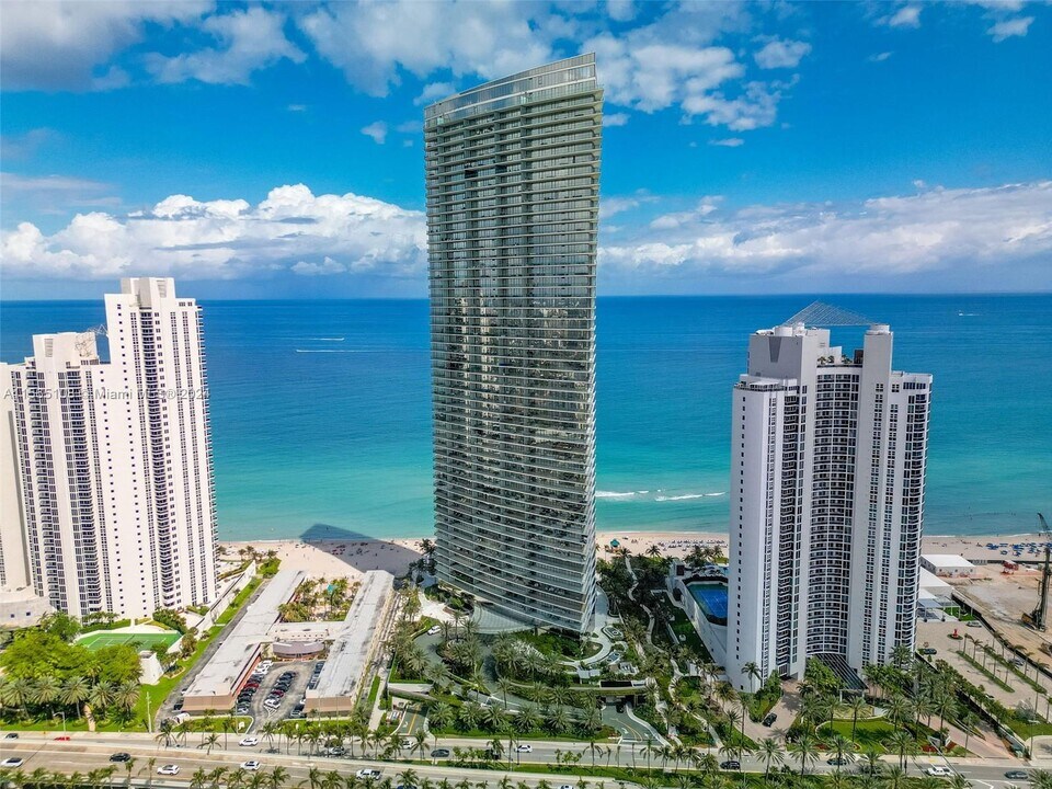 18975 Collins Ave, Unit 3705 in Sunny Isles Beach, FL - Foto de edificio