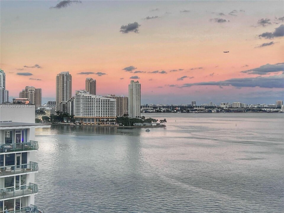 1420 Brickell Bay Dr in Miami, FL - Foto de edificio