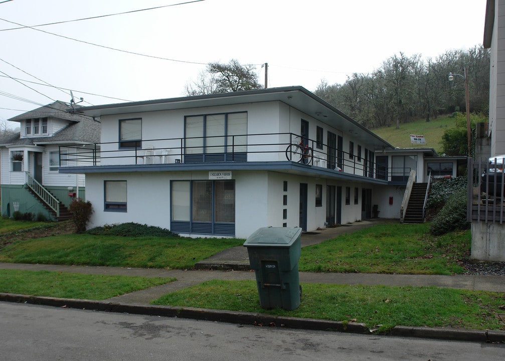 447 SE Chadwick St in Roseburg, OR - Building Photo