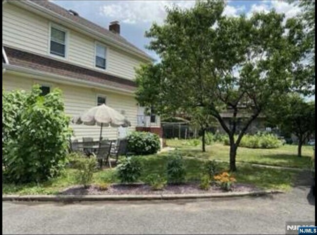 9 River Dr in Fair Lawn, NJ - Building Photo - Building Photo