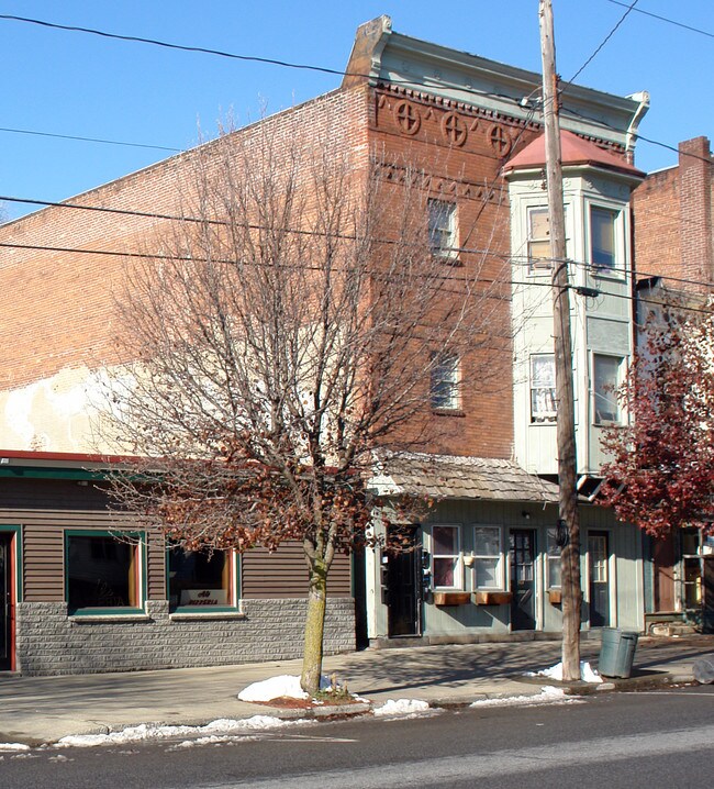 207 N Main St in Gloversville, NY - Foto de edificio - Building Photo