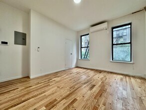 346 W 52nd St in New York, NY - Building Photo - Building Photo
