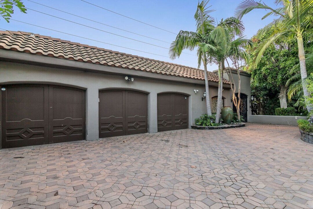 7218 Mulholland Dr in Los Angeles, CA - Building Photo