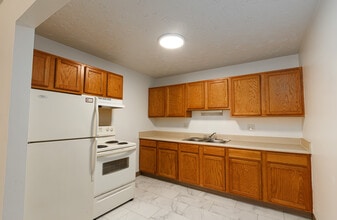 Colonial Place Apartments in Lansing, MI - Foto de edificio - Building Photo