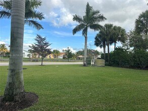 11718 SW 13th Ct in Pembroke Pines, FL - Building Photo - Building Photo