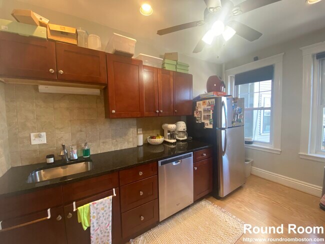 1746 Commonwealth Ave, Unit 5 in Boston, MA - Building Photo - Building Photo