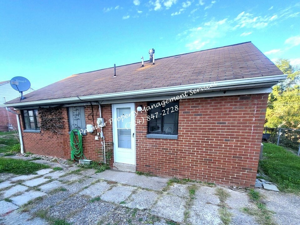 2435 Brodhead Rd in Aliquippa, PA - Building Photo
