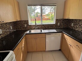 2522 NE 184th Terrace in North Miami Beach, FL - Building Photo