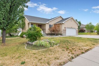 5959 Moon Shadow Dr in Herriman, UT - Building Photo - Building Photo