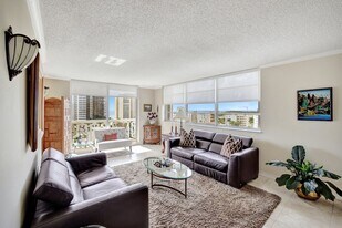 3113 S Ocean Dr, Unit unit 402 in Hallandale Beach, FL - Building Photo