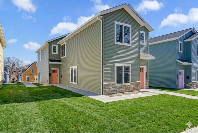 property at 1112 N Woodburn Ave