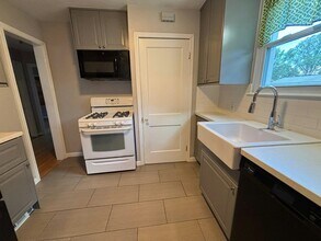 581 Flowerdale St in Ferndale, MI - Building Photo - Building Photo