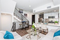 One Bedroom Townhome in Hollywood! in Los Angeles, CA - Foto de edificio - Building Photo