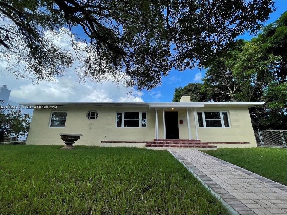 2423 SW 13th St in Miami, FL - Building Photo