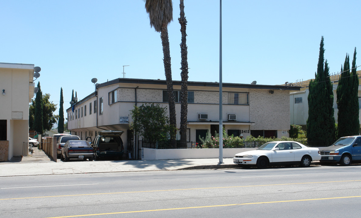 Debbie Manor in Van Nuys, CA - Building Photo