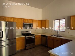 8047 S New Abbey Dr in Tucson, AZ - Building Photo - Building Photo