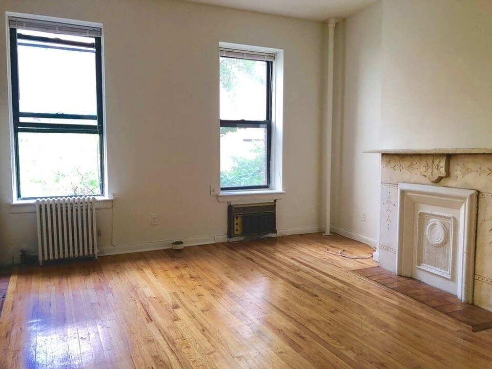330 E 56th St in New York, NY - Building Photo