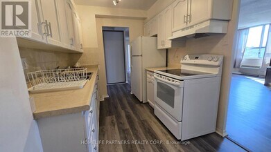 2825 Islington Ave in Toronto, ON - Building Photo - Building Photo