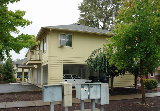 1664-1672 W Broadway in Eugene, OR - Foto de edificio - Building Photo