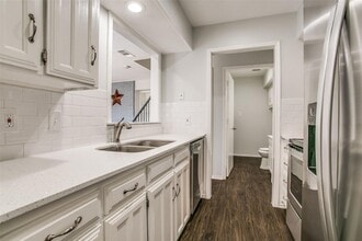 2801 Meadow Park Dr in Bedford, TX - Building Photo - Building Photo