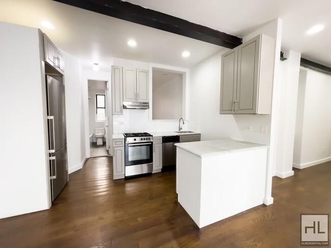 410 Eastern Pkwy in Brooklyn, NY - Building Photo - Building Photo