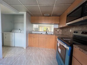 10060 NW 9th St Cir in Miami, FL - Building Photo - Building Photo