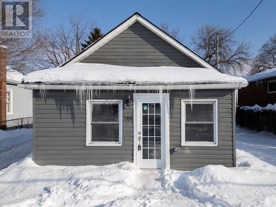 201 Fennell Ave E in Hamilton, ON - Building Photo