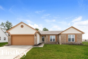 2204 Valley Creek W Ln in Indianapolis, IN - Building Photo