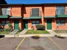 8915 McPherson Rd in Laredo, TX - Building Photo