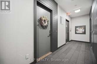 126 Simcoe St in Toronto, ON - Building Photo - Building Photo