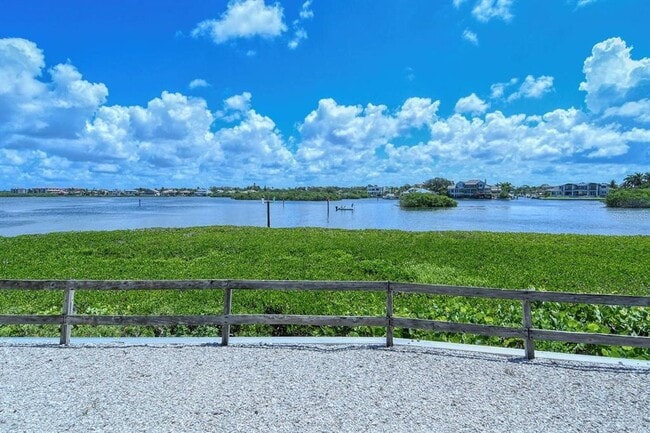 6047 E Peppertree Way in Sarasota, FL - Building Photo - Building Photo