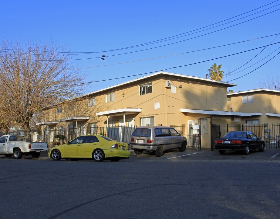 Townhouse Gardens in Sacramento, CA - Building Photo