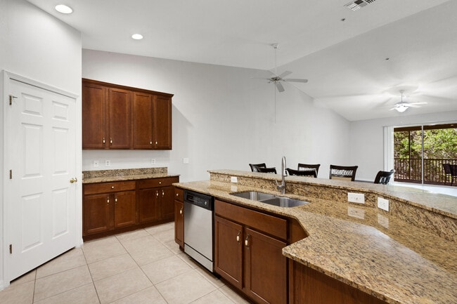 8652 Karpeal Dr, Unit 205 in Sarasota, FL - Building Photo - Building Photo