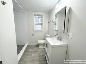 158 Cottage St, Unit #1 in Boston, MA - Foto de edificio - Building Photo