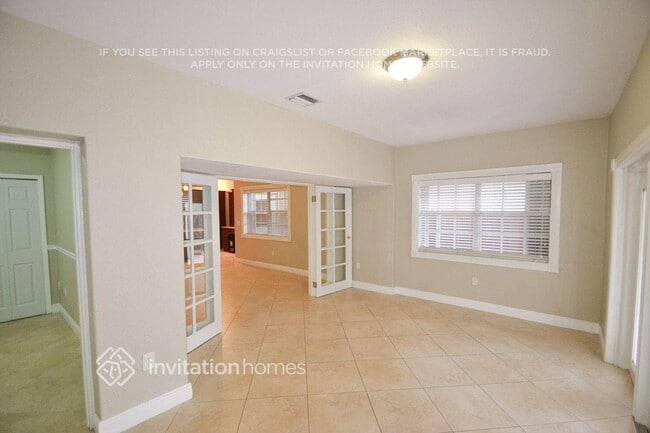 9081 NW 148th St in Miami Lakes, FL - Foto de edificio - Building Photo