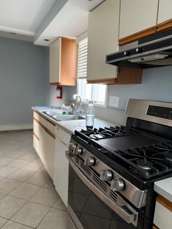 137 Baldwin St, Unit 2 in Bloomfield, NJ - Building Photo - Building Photo