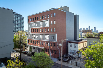 Century Tuer in Jersey City, NJ - Foto de edificio - Building Photo